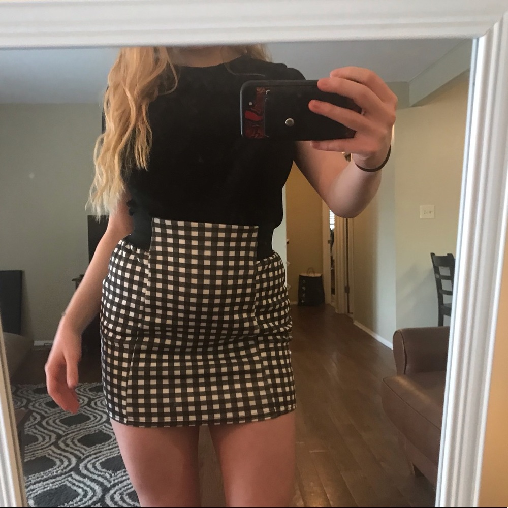 Checkered BooHoo Mini Skirt - Picture 3 of 6